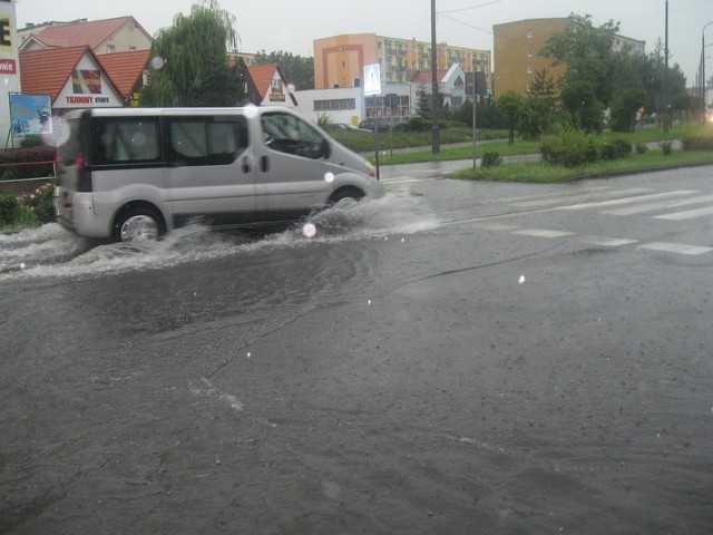Po 15.00 samochody ledwo przejeżdżały przez centrum Słubic, bo główna ulica przypominała rwącą rzekę