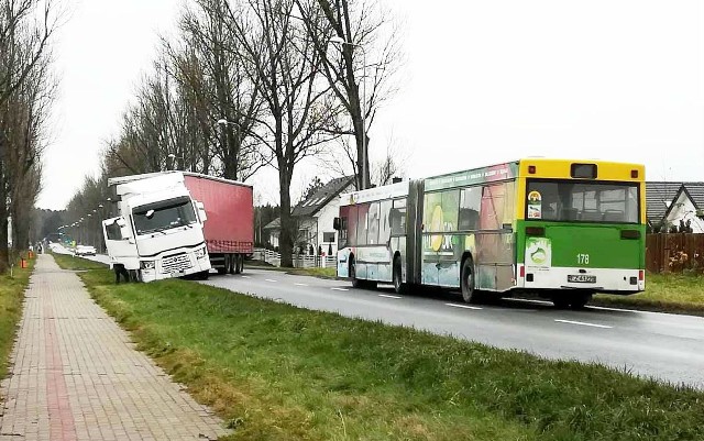 - Są utrudnienia na os. Czarkowo w Zielonej Górze - poinformowała nas Czytelniczka. - Ciężarówka prawdopodobnie nie wyrobiła na zakręcie. Pojazd zjechał kołami na pobocze, a naczepa zablokowała część jezdni. Ruch na drodze odbywa się wahadłowo Czytaj też: Wypadek w Zielonej Górze. Jedna osoba trafiła do szpitala [ZDJĘCIA]Zobacz: Pościg i zatrzymanie bandytów okradających ciężarówki. Mieli przy sobie broń!