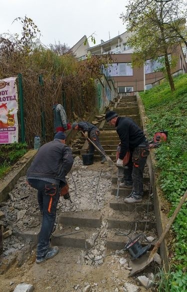 Rozpoczęła się rozbiórkach schodów nad zalewem od strony...