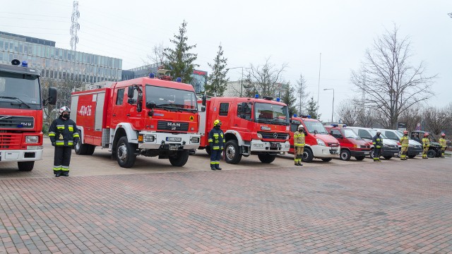 Podczas uroczystej zbiórki w Warszawie, osiem jednostek straży pożarnej z naszego województwa, w tym druhowie z Lipska, otrzymało nowe samochody.