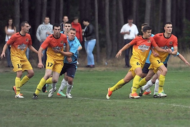 Piłkarze z Raciąża (żółto-pomarańczowe stroje) w każdym meczu zapowiadają walkę o punkty.
