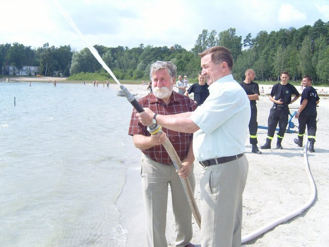 Wójt Maruszak zaangażował się w walkę o ochronę Jeziora Ostrowskiego. Na zdjęciu razem z Ewarystem Matczakiem, podczas happeningu polegającym na "dolewaniu wody" do jeziora. 