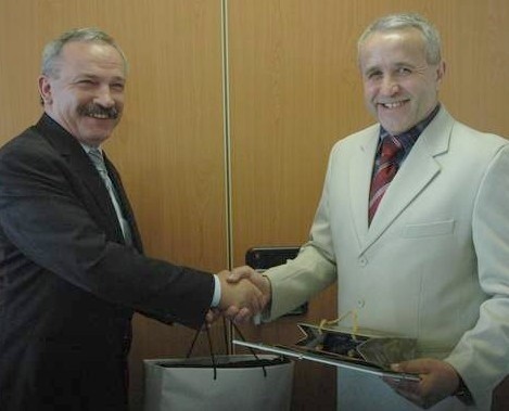 Henryk Kania (z prawej) odebrał gratulacje od dyr. ds. pracowniczych huty Antoniego Kramarzewskiego (fot. Anna Białęcka)