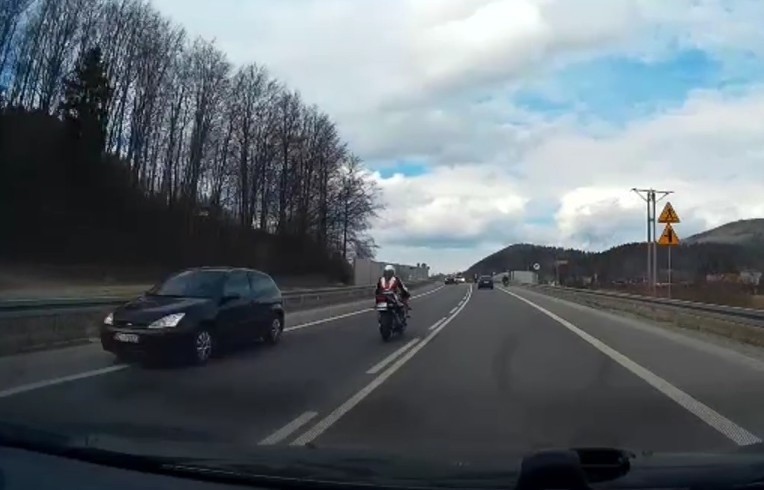 Szalona jazda motocyklistów na drodze z Wisły do Ustronia