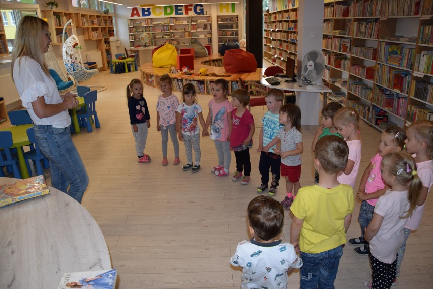 Na lekcję regionalizmu w radziejowskiej bibliotece przyjechali  uczniowie z  gimnazjum w Bachorcach. Przyszły też przedszkolaki z Dobrego