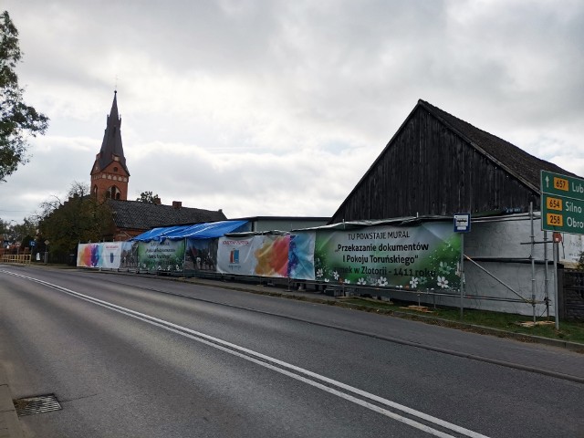 W Złotorii pod Toruniem powstaje mural. Jego uroczyste odsłonięcie nastąpi już w najbliższą sobotę. To dobry powód, by wybrać się do tej podtoruńskiej wsi na krótką wycieczkę. Tym bardziej że atrakcji czeka tam na nas o wiele więcej.