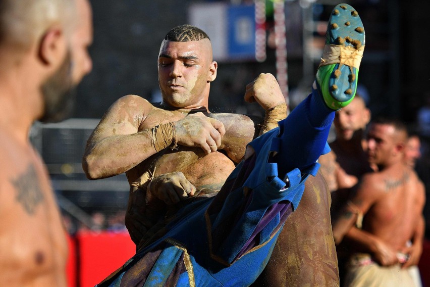 Brutalne połączenie piłki nożnej z rugby i MMA. We Florencji odbył się turniej calcio storico