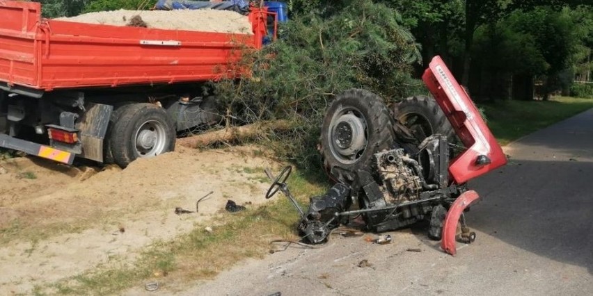 Zderzenie ciągnika z ciężarówką w Plewicy (pow. wyszkowski). Kierowca ciągnika kompletnie pijany. 28.07.2020. Zdjęcia