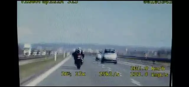 Policjanci z nowodworskiej drogówki na trasie S-7 zatrzymali 32-letniego motocyklistę, który jechał z prędkością ponad 200 km/h, czyli o ponad 80 km/h więcej niż zezwalają przepisy. Okazało się też, że mężczyzna nie ma uprawnień do kierowania tego typu pojazdem.