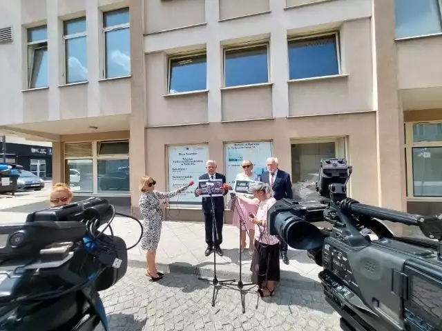 Posłowie Prawa i Sprawiedliwości przed siedzibą radomskiej Platformy Obywatelskiej.