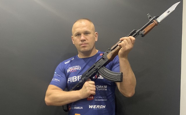 Łukasz Różański prezentuje się z "kałasznikowem", w sobotę zmierzy się z Eriksem Kalasnikovsem, który nosi przydomek AK-47
