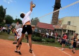 Lębork. Przy Powiatowym Centrum Edukacyjnym otwarto nowe boisko do siatkówki