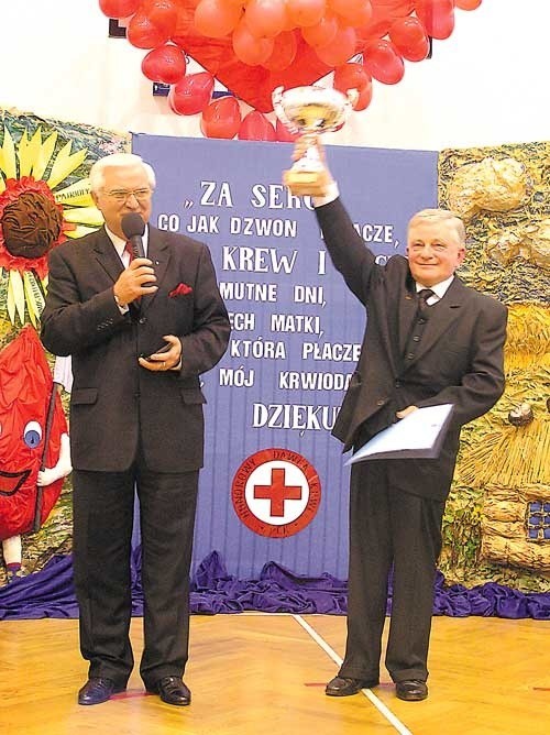 Doktor Roman Zakrzewski z pucharem, którym wyróżniły go mazowieckie władze PCK na 25-lecie klubu "Nadzieja&#8221;, po lewej prezes mazowieckiego PCK Jerzy Czubak