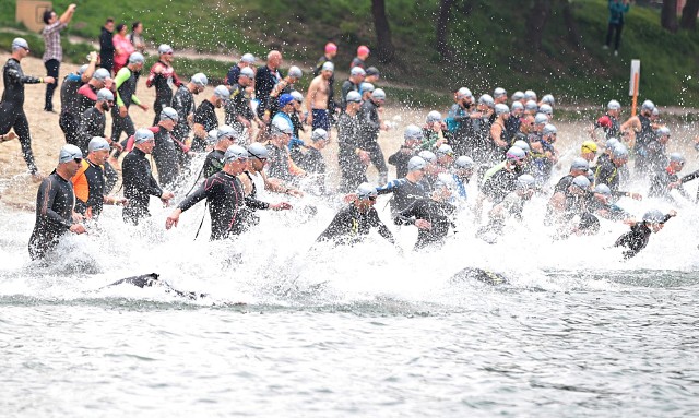 IV Iron Dragon Cross Triathlon. Dorośli pobiegli nad zalewem w Kryspinowie