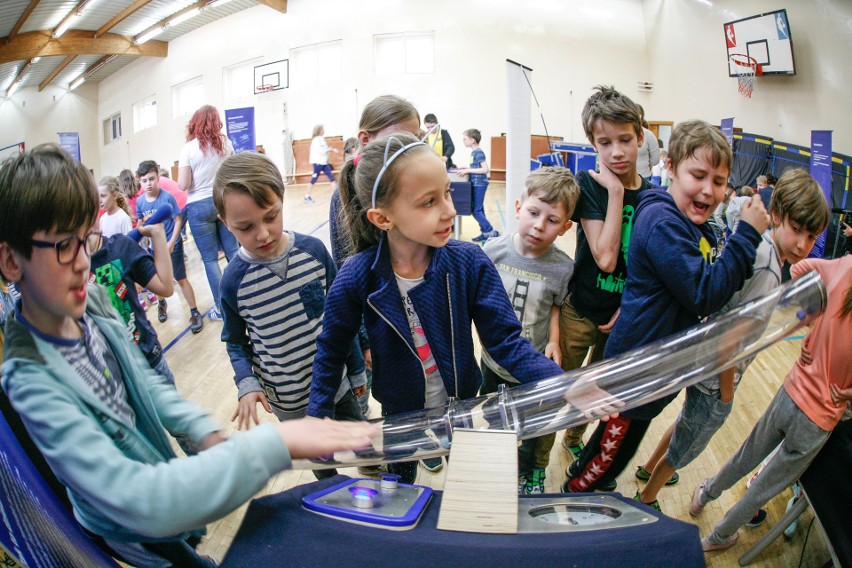 20 mobilnych stacji badawczych i trzech edukatorów z...