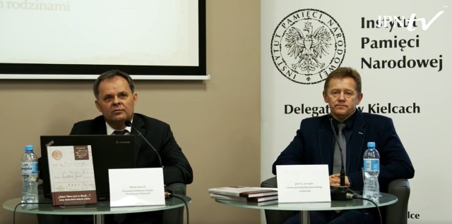 Na zdjęciu Marek Jończyk z IPN w Kielcach (z lewej) i profesor Jerzy Gapys z UJK w Kielcach