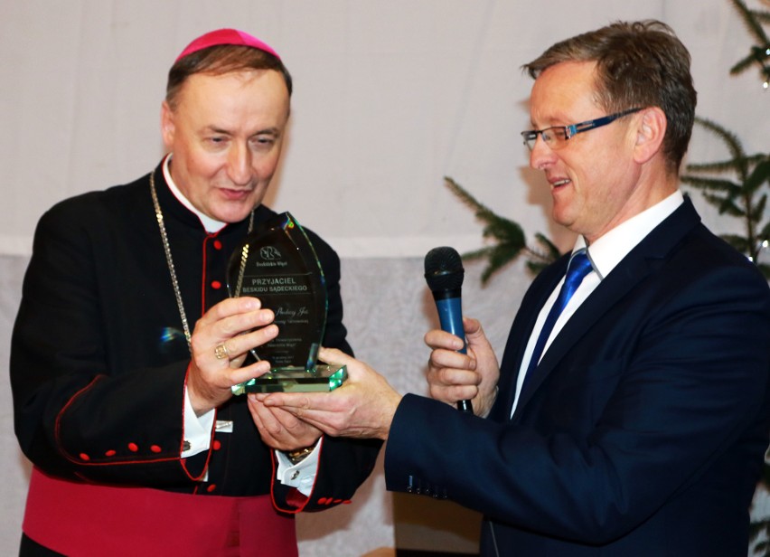 Biskup tarnowski Andrzej Jeż Przyjacielem Beskidu Sądeckiego. Wzruszony dziękował za tytuł i statuetkę