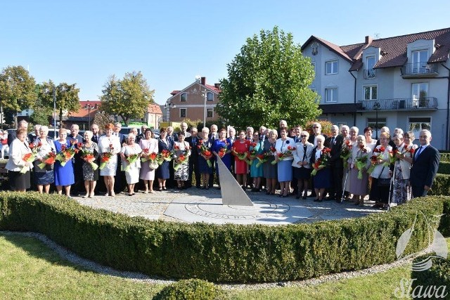 W Sławie miała miejsce uroczystość wręczenia medali dla małżeństw z gminy Sława, które w tym roku obchodziły jubileusz 50. rocznicy złożenia przysięgi małżeńskiej. Burmistrz Sławy Cezary Sadrakuła, kierownik Urzędu Stanu Cywilnego Małgorzata Hetmańska i przewodniczący Rady Miejskiej Sławomir Mazur wręczyli kwiaty oraz składali życzenia wszelkiej pomyślności zdrowia i stu lat wytrwałości w związku małżeńskim. Prócz tych, którzy obchodzili swoje złote gody, doceniono również pary z diamentowym i żelaznym stażem. W tym roku 50-lecie pożycia małżeńskiego obchodziło dwadzieścia sześć par, 60-lecie cztery pary, a 65-rocznice dwa małżeństwa.Zobacz też wideo: Alicja Czekańska: Wybraliśmy Szczyrk, bo w naszej okolicy nie ma takich miejsc