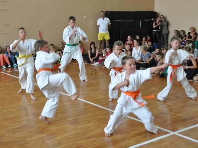 Młodzi uczestnicy Letniej Akademii Karate w Skarżysku zaprezentowali swoje umiejętności podczas czwartkowego zakończenia imprezy.