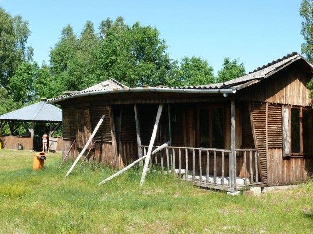 Jeden z najbardziej zrujnowanych domków kempingowych.