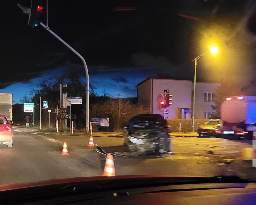 Wypadek w Chełmcu. Na skrzyżowaniu pod urzędem gminy zderzyły się dwie osobówki. Jedna osoba trafiła do szpitala