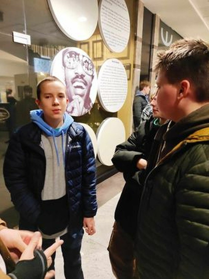 Uczniowie z Garbatki zwiedzili Niewidzialną Wystawę w Warszawie. Poznawali świat osób niewidomych. Zobaczcie zdjęcia