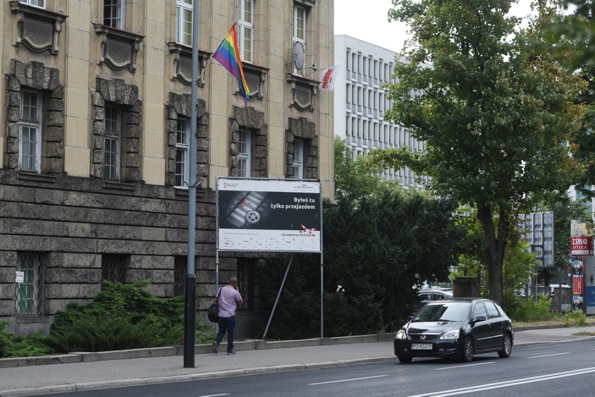 Tęczowe flagi zawisły również na ulicach w centrum Poznania