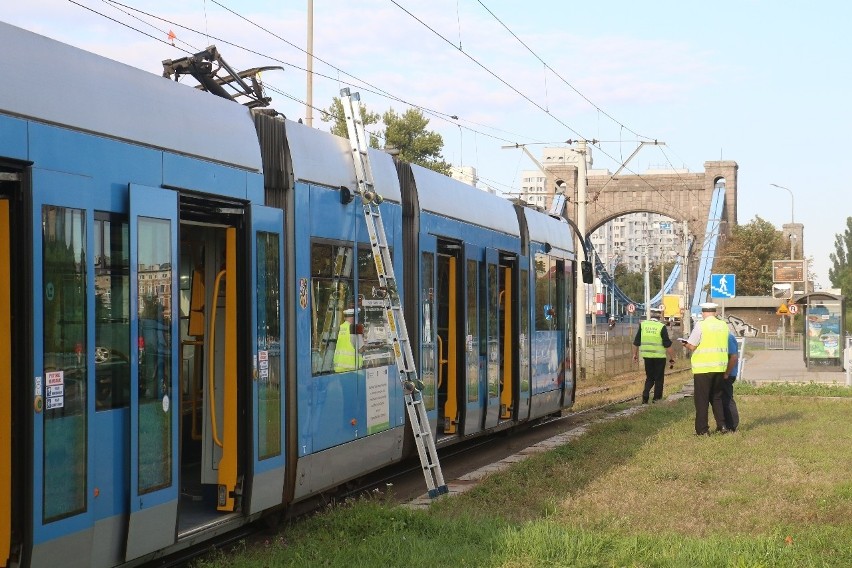 Połamany pantograf w tramwaju 33. Są duże utrudnienia 