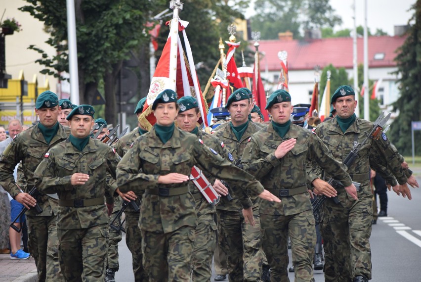 Podniosła uroczystość patriotyczna w Sieradzu. Odsłonięcie Pomnika Bohaterów Bitwy Warszawskiej - ZDJĘCIA