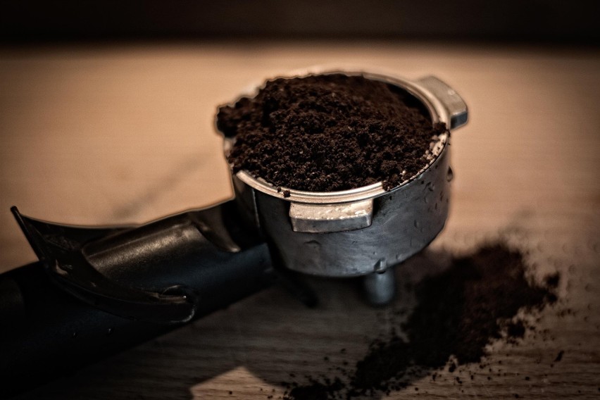 4. Kofeina zawarta w fusach z kawy może pomóc w redukcji...
