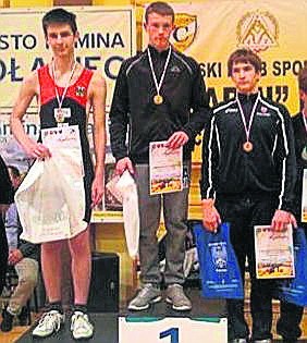 Wiktor Służalski z Czarnych (z prawej) zdobył brązowy medal w kategorii 73 kg.