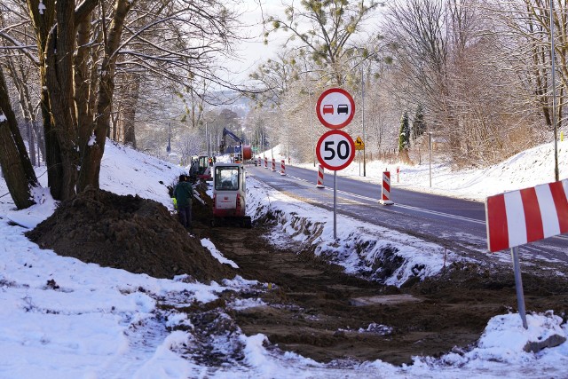 W ciągu najbliższego tygodnia powinny zakończyć się prace przy budowie ścieżki pieszo-rowerowej w ciągu drogi krajowej nr 20, od Miastka w kierunku Przęsina.