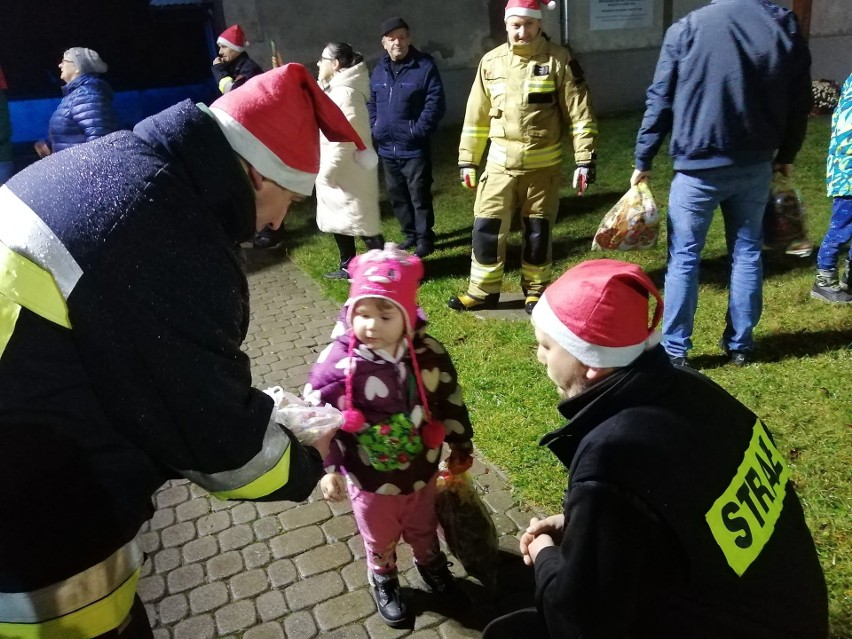 Mikołajki ze strażakami w kościele w Sędziejowicach. Zobacz zdjęcia