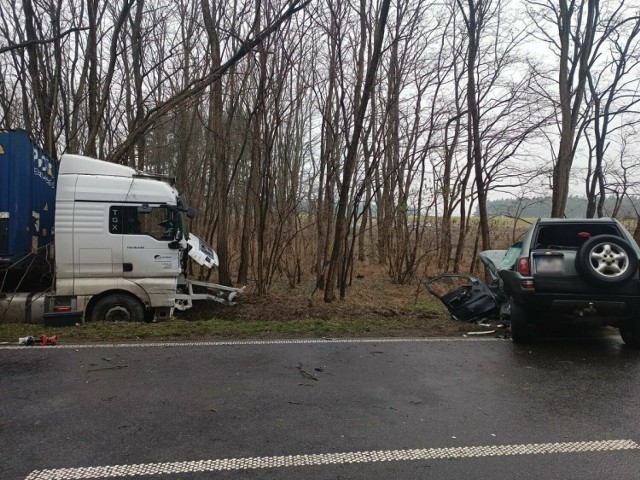 Do zderzenia tira z dwoma autami osobowymi doszło na drodze we wsi Mochy w gminie Przemęt.
