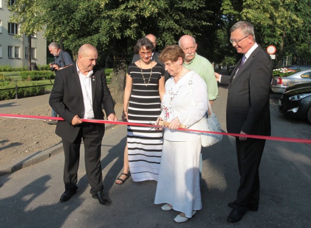 Wstęgę symbolizującą otwarcie alei, której patronem jest senator, przecinała żona Zofia Romaszewska.