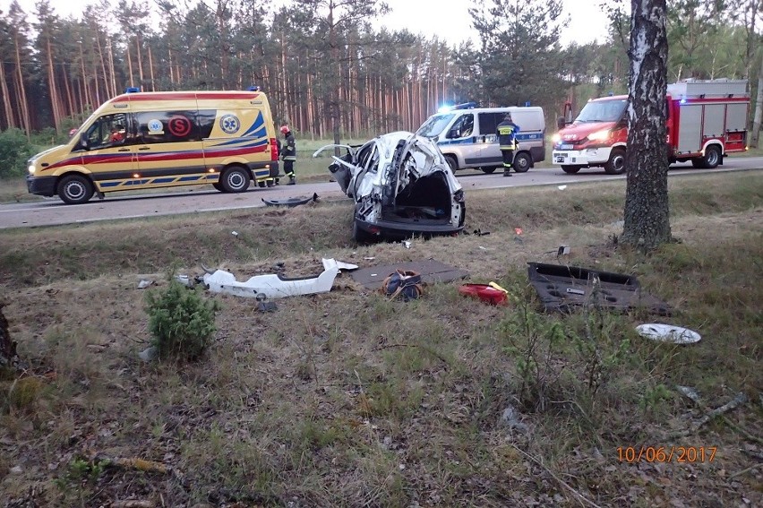 Renault Megane zjechał na pobocze drogi i kilka razy...