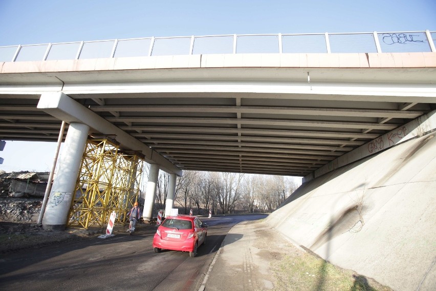 Burzą wiadukt na remontowanej DK 94 w Dąbrowie Górniczej