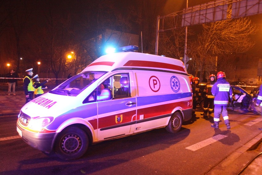 Wypadek na Dąbrowskiego. Dwie osoby zostały ranne [ZDJĘCIA]