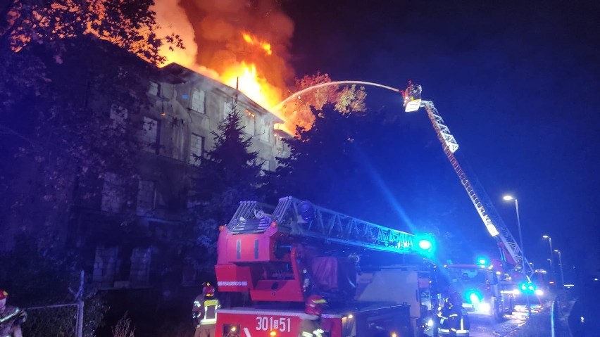 Gdańsk: Pożar pustostanu na Oruni. Na miejsce zadysponowano 7 zastępów straży pożarnej 14.10.2022 r.