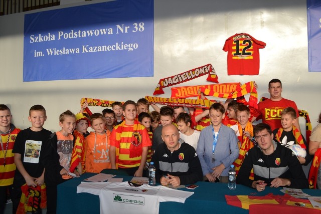 Wizyta piłkarzy Jagiellonii w Zespole Szkolno–Przedszkolnym nr 4 w Białymstoku