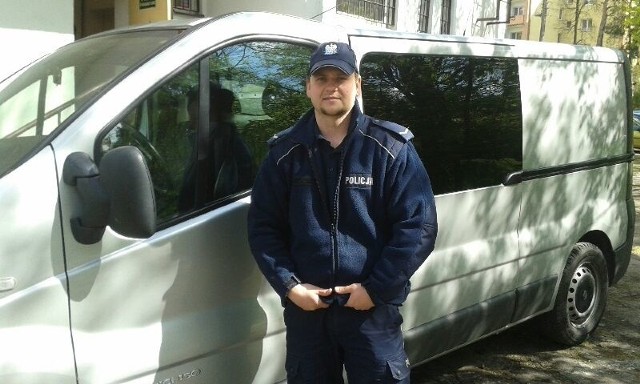 Sierżant Bartłomiej Sadowski z wydziału konwojowego świętokrzyskiej policji znalazł portfel zgubiony przez 74-latka.