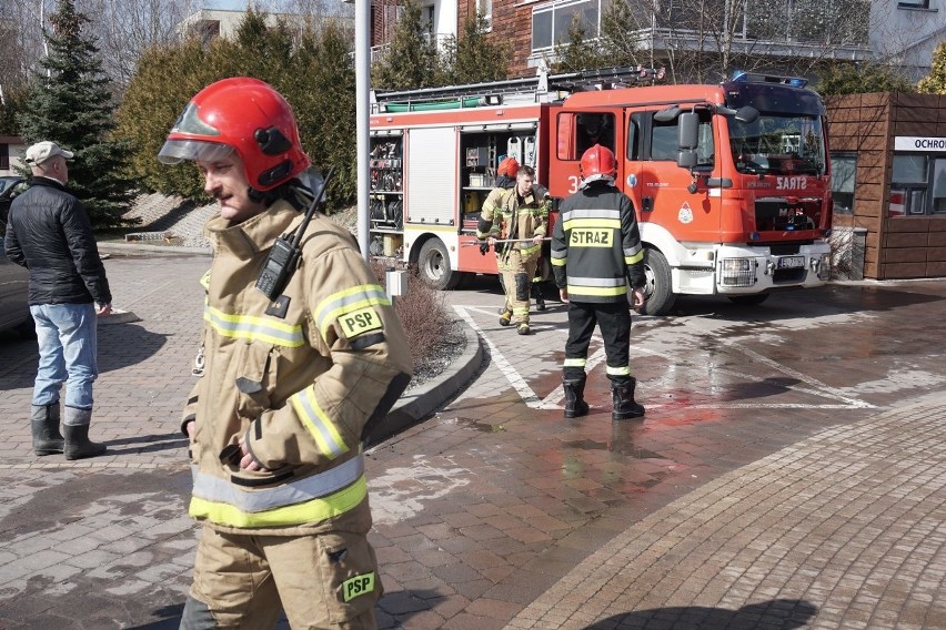 Pożar na tarasie bloku przy ul. Pienistej w Łodzi. Co było przyczyną pożaru przy Pienistej? 23.03.2021