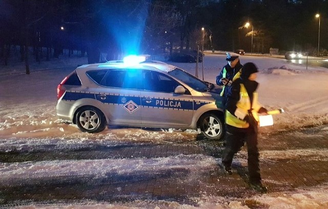 Zielonogórscy policjanci z drogówki poniedziałkowe działania „Trzeźwy kierowca” prowadzili na rondzie łączący ulice Botaniczną i Nowojędrzychowską.W pewnej chwili na rondo mężczyzna prowadzący hondę. Jej kierowca zignorował policjanta dającego mu wyraźne znaki do zatrzymania. Minął go jadąc przez chwilę pod prąd i zaczął uciekać ul. Botaniczną w kierunku centrum. Widząc całą sytuację st. asp. Mariusz Chudy szybko wsiadł do radiowozu i ruszył w pościg. Zatrzymał uciekającego na ul. Ptasiej.Podczas kontroli okazało się dlaczego kierowca uciekał. – Nie miał w ogóle uprawnień do prowadzenia samochodów – mówi nadkom. Małgorzata Stanisławska, rzeczniczka zielonogórskiej policji. Tłumaczył się, że widząc policjantów myślał, że doszło do… wypadku, dlatego minął funkcjonariusza. – Został przygotowany wniosek do sądu o ukaranie młodego mężczyzny – mówi nadkom. Stanisławska.Policjanci podczas akcji „Trzeźwy kierowca”, oprócz kontroli trzeźwości, bardzo często sprawdzają dokumenty kierujących. Przeczytaj też:   Wypadek na S 3 pod Świebodzinem. Jedna osoba nie żyje, dwie są ranne. Droga zablokowana [ZDJECIA]