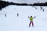 Stoki narciarskie w regionie świętokrzyskim pełne śniegu. Czekają na narciarzy. Zobacz zdjęcia i film