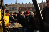 Kraków. Wielki wigilijny stół na Rynku Głównym jak zwykle zorganizował Jan Kościuszko