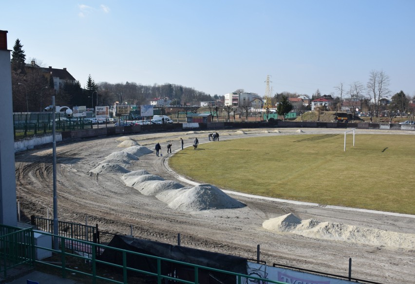 Trwa uzupełnianie nawierzchni toru żużlowego i remont bandy...