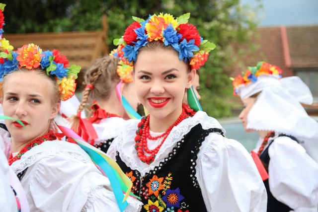 Dziewczęta z zespołu z Białorusi jak zwykle w przepięknych strojach