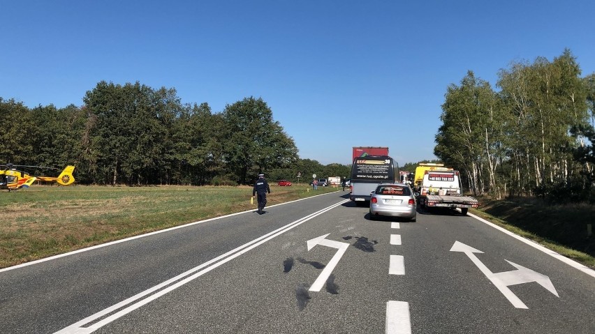 Zderzenie volkswagena ze skodą. Poszukiwani świadkowie wypadku na krajowej 45 pomiędzy Jełową i Zawadą