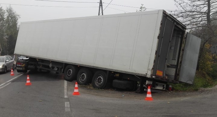 Podłęże. TIR wjechał do rowu. Droga 964 była zablokowana