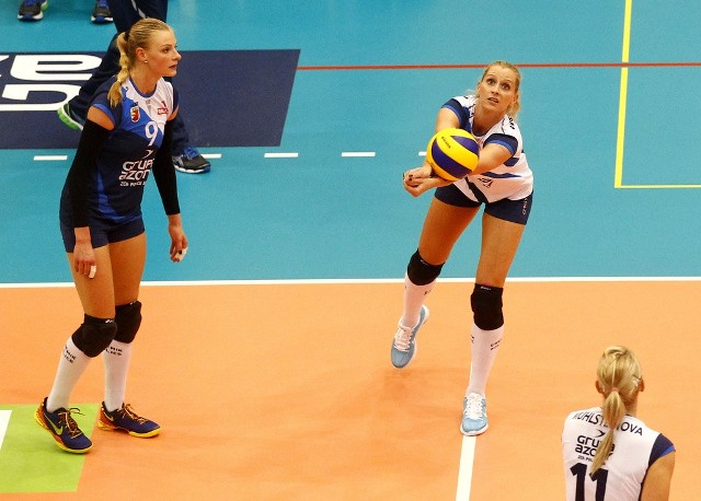 Anna Werblińska (odbija piłkę) uważa, że reprezentacja potrzebuje więcej czasu i odrobinę świeżości.